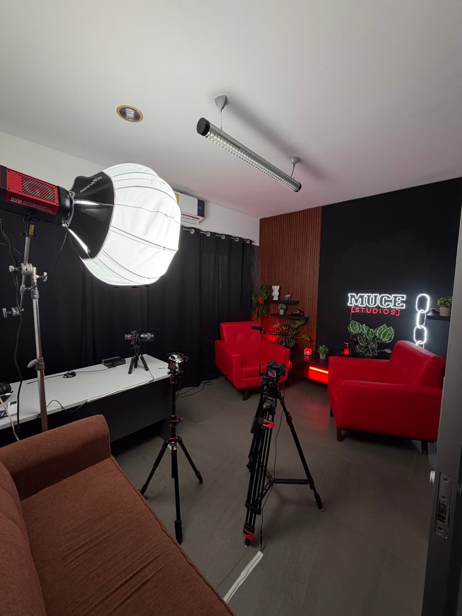 Set de podcast y estudio fotográfico de Muce Studios listos para grabar